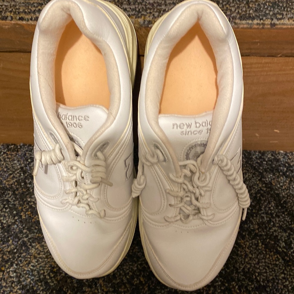 Womens New Balance Tennis Shoes size 8.5  EE